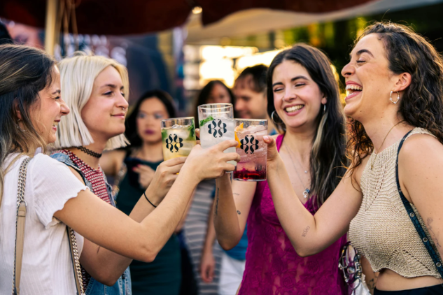 amigas-brindando-001-v01.png