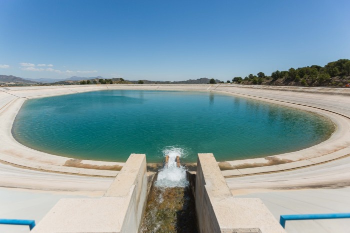 EL TRANSVASAMENT DEL XÚQUER AL VINALOPÓ NO ESTÀ SERVINT PER A REDUIR LES EXTRACCIONS NI PER A MILLORAR ELS NIVELLS PIEZOMÈTRICS. Mentre, el conveni a 10 anys per enviar aigua a Alacant, hipoteca el futur del Xúquer i de l’Albufera.